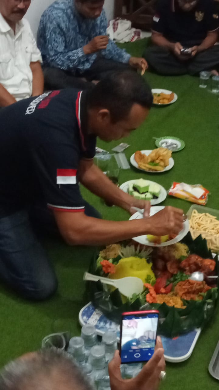 HUT ke 12, Pemotongan Tumpeng Oleh Ketua Harian